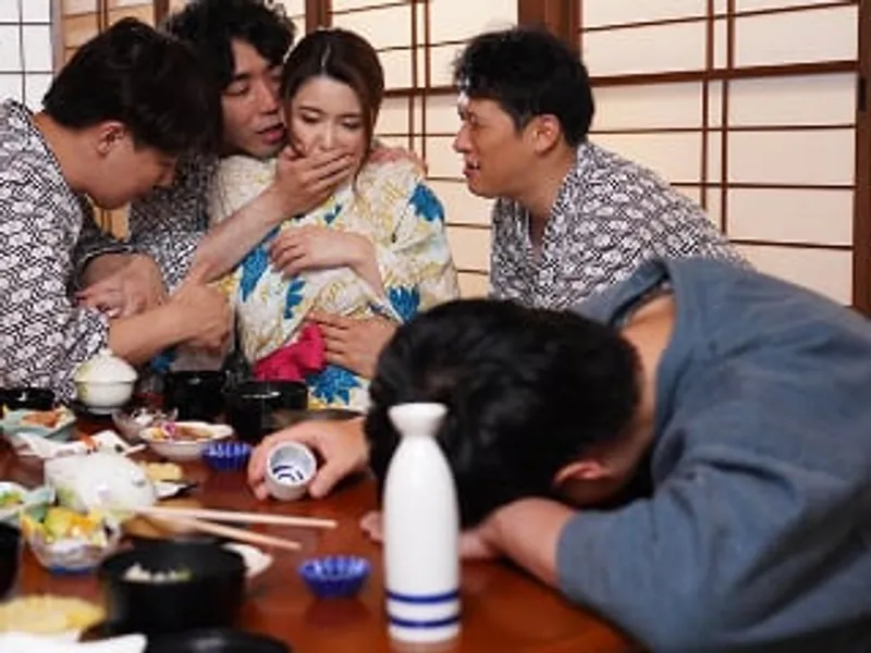 đưa cô vợ đi suối nước nóng, người chồng không biết người vợ bị người khác quan hệ sấp mặt